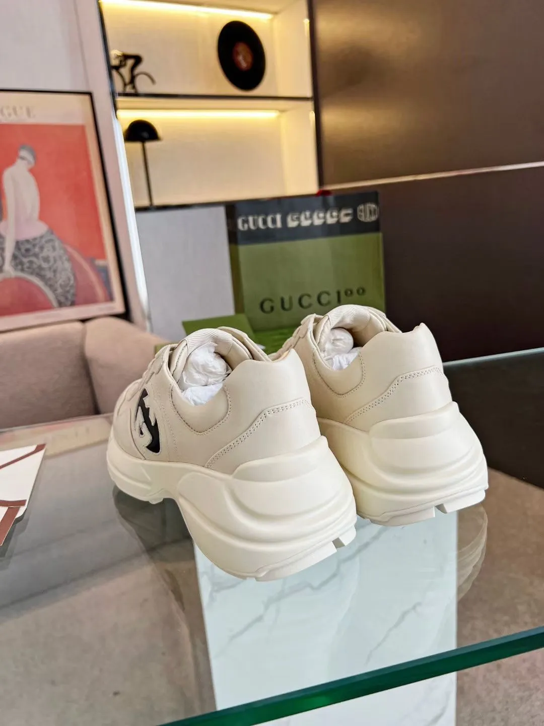 👟👟Ex-factory price 480👟👟 Women's shoes, women's clothing, men's models ➕10 Gucci dad shoes for couples, distressed leather horn-shaped retro jogging shoes. The Balenciaga grandpa trend has subsided and ushered in GUCCI dad shoes, the trend leader in the fashion industry. Original shoes are molded and original lasts are made by Italian handmade OEM! [Gucci original dad shoes] Original surface: imported calfskin! Lining: Grade A hybrid lambskin! Outsole: The highest restoration sole T👟👟Ex-factory price U material plus wear-resistant foam (anti-wear cushioning) ivory leather processed with distressed effect The sole is 5cm high! The comfort level is excellent, killing all high-end versions on the market! Original logo outsole! 👣Size: Women’s size 35-40. Men's size 38-45. Women's heel with 🈚️logo! Men's heel with 🈶️logo!